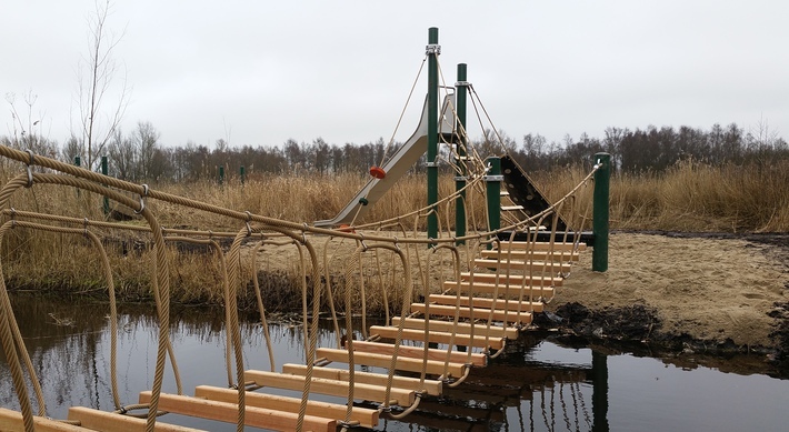 Nieuwe hangbrug avonturenspeelplaats Twiske